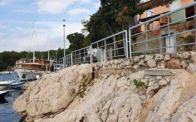 Postavljena zaštitna ograda na šetnici u lučici Mandre